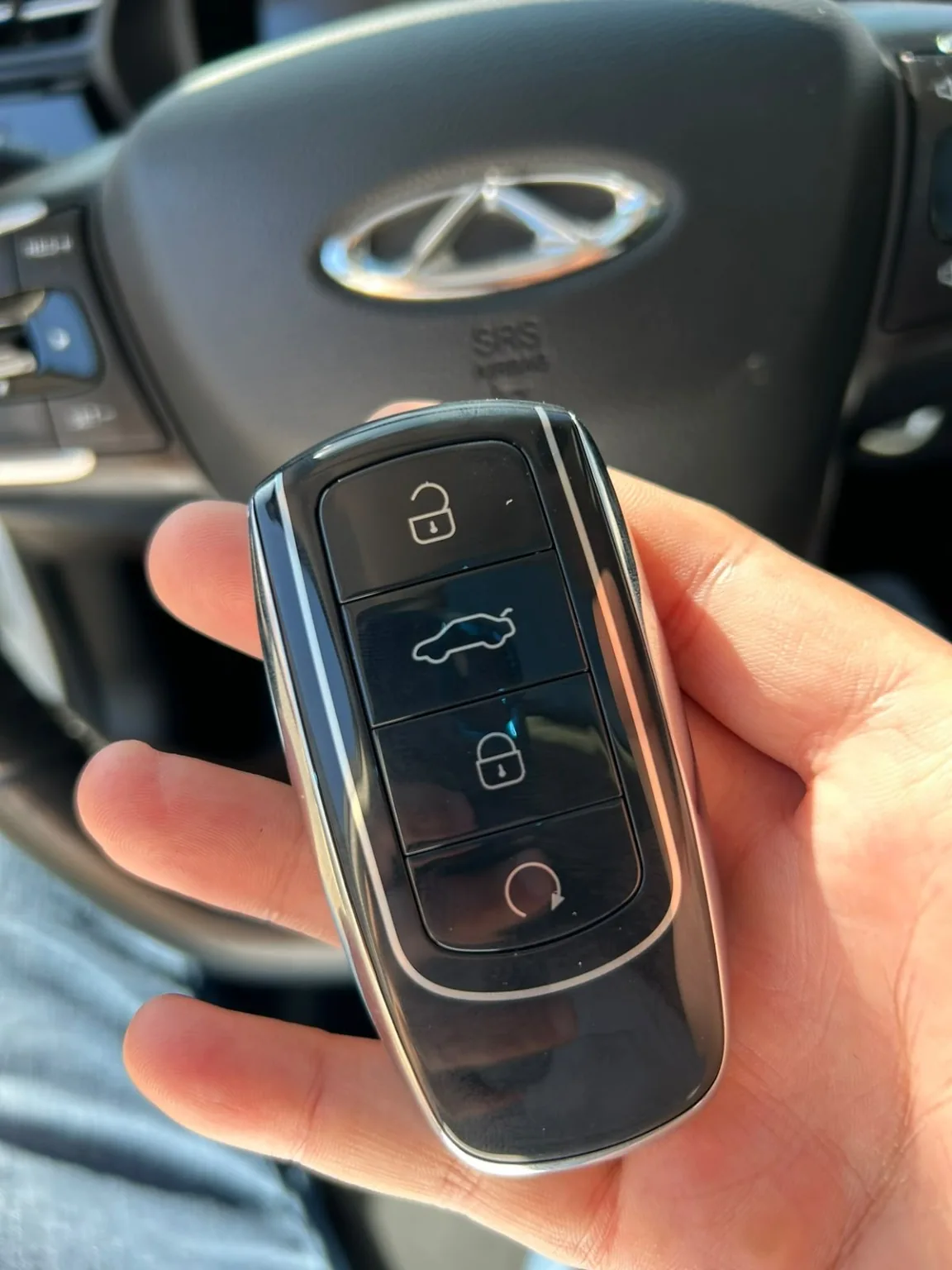 Chave automotiva diante do volante de um Chery