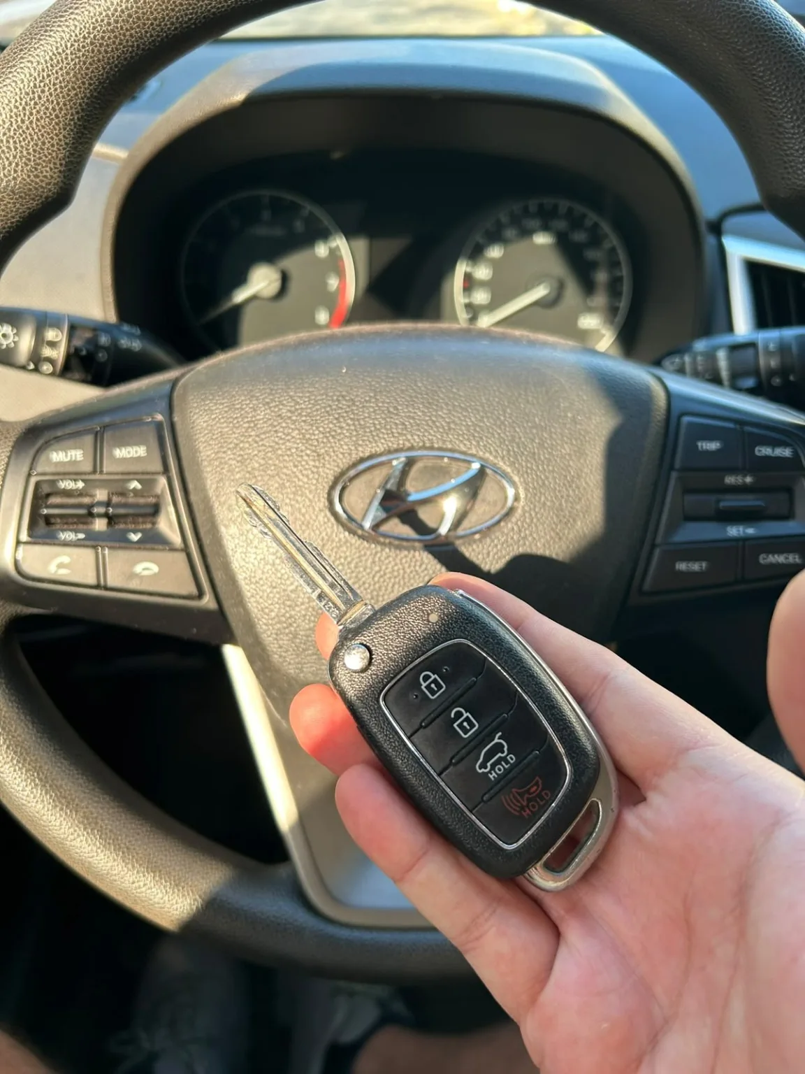 Chave automotiva diante do volante de um Hyundai
