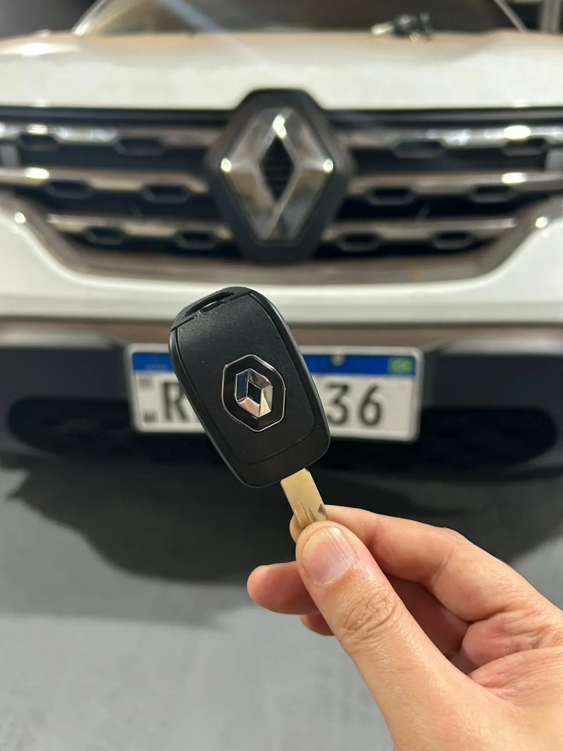 Chave automotiva diante de um Renault