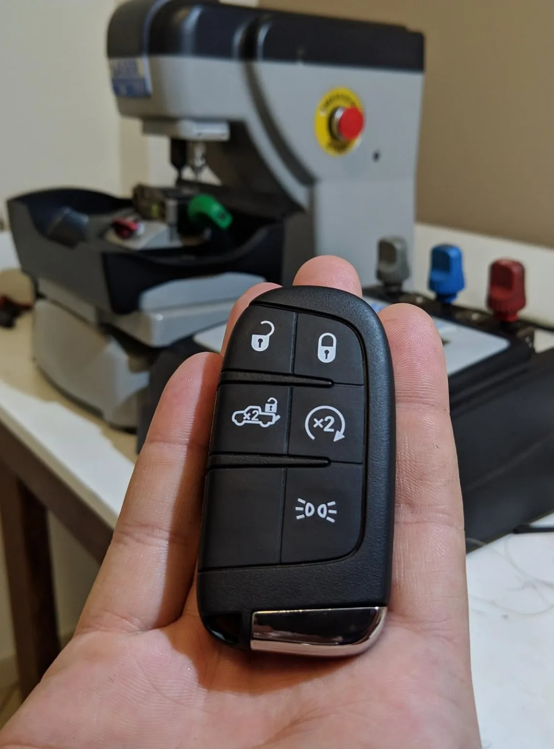 Chave automotiva junto ao equipamento da bancada