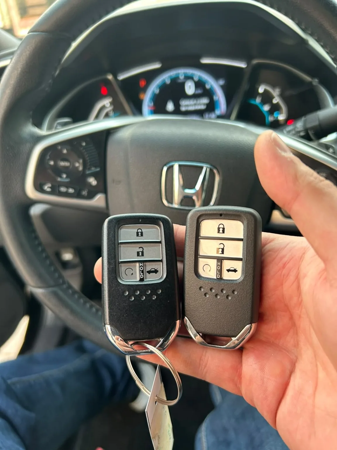 Chaves automotivas diante do volante de um Honda