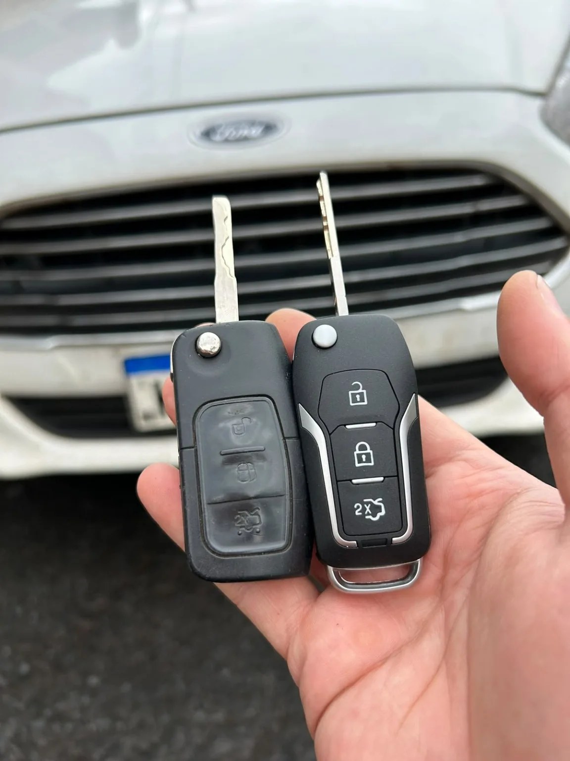 Chaves automotivas diante de um Ford