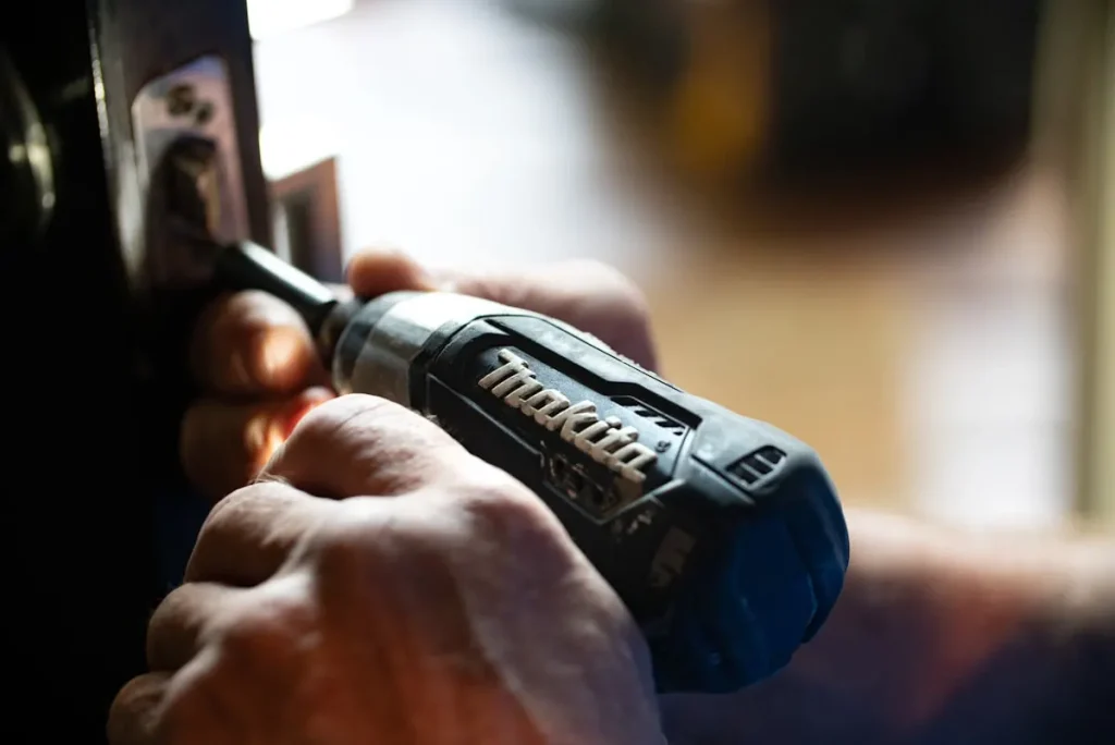 Fotografia De Foco Seletivo Azul E Preto Makita Power Drill Klby0nxseY8