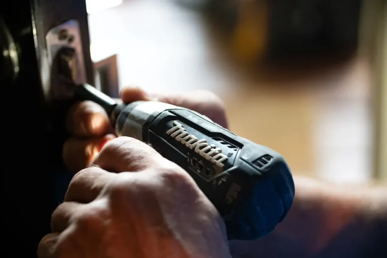 Fotografia De Foco Seletivo Azul E Preto Makita Power Drill Klby0nxseY8