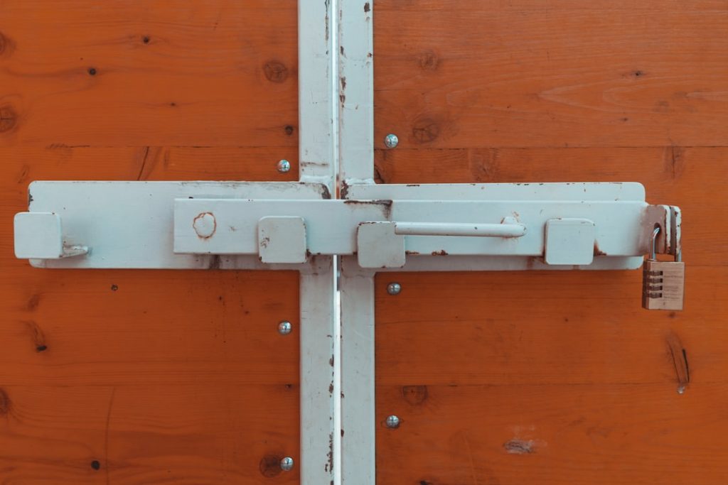 Um Close Up De Uma Fechadura Em Uma Porta De Madeira LN8qPiihbL4