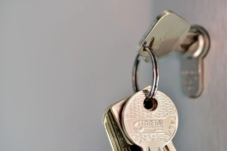 A Bunch Of Keys That Are On A Hook 5Dp7XJxILTk